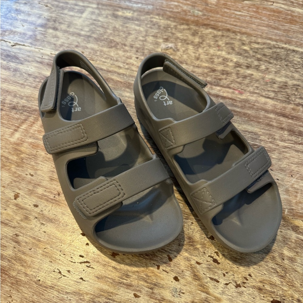 Kids size 3 sandals- never worn